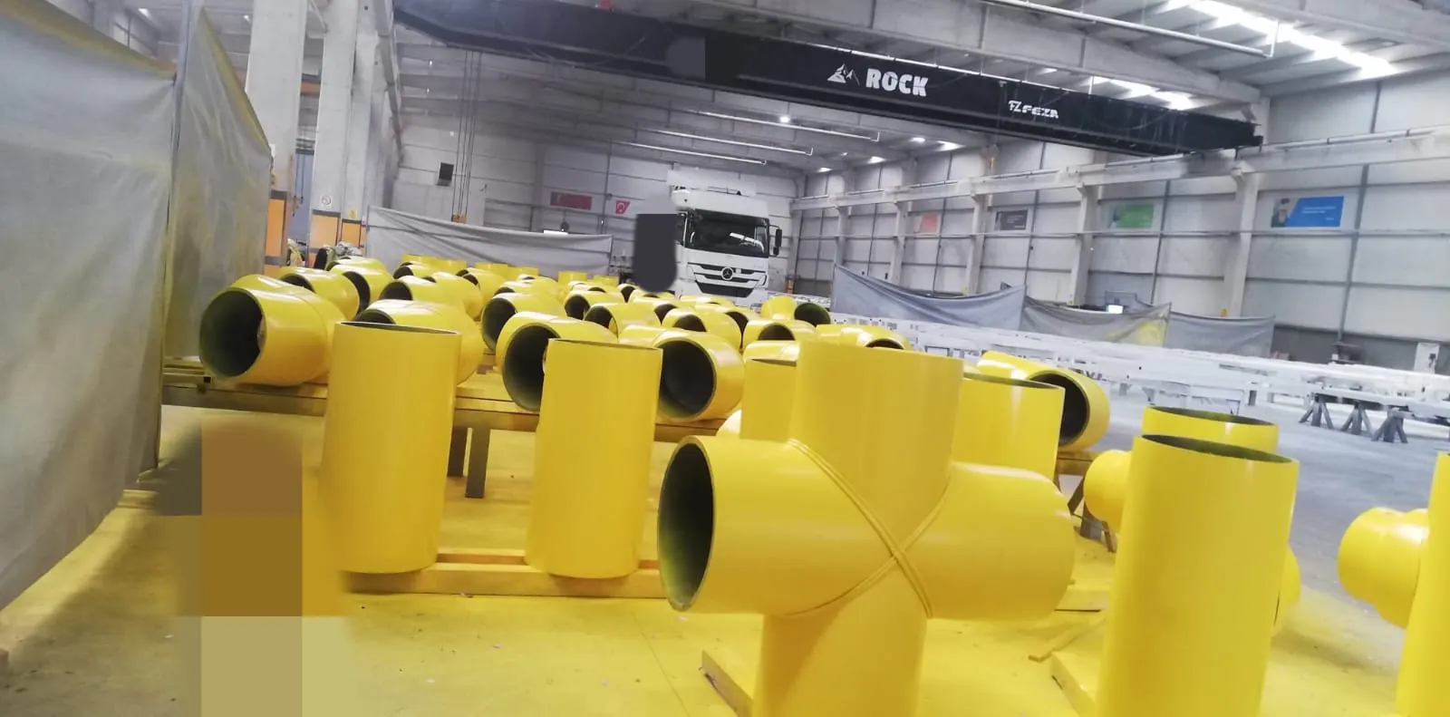 Kumlanmış metal yüzeye endüstriyel boya uygulanması