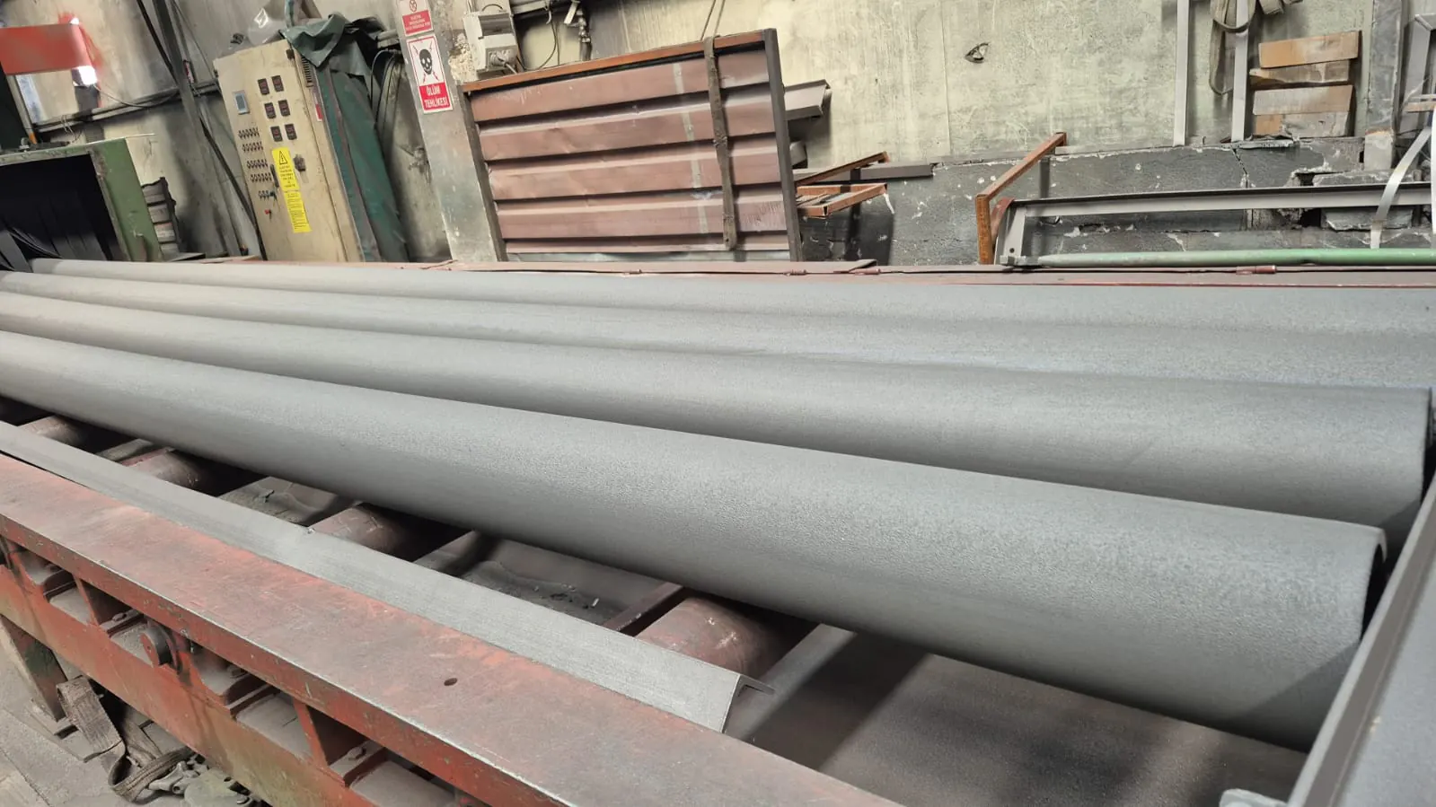Otomatik makinede metal parça kumlama